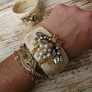 🐝Elegant Gold/Cream Bee Bracelet